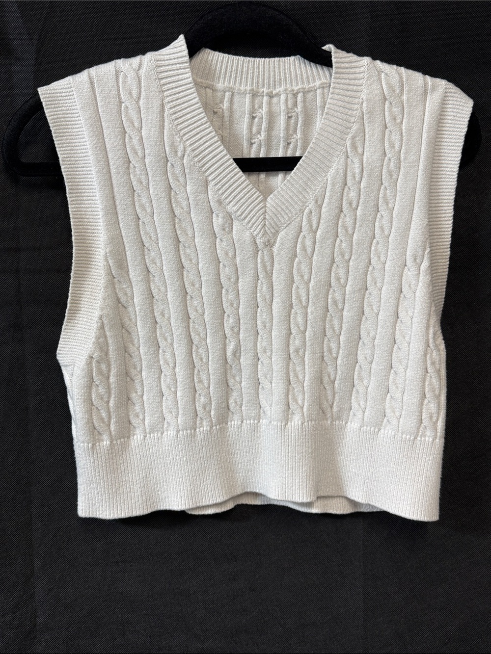 Cable Knit V-Neck Sleeveless Sweater Vest - White